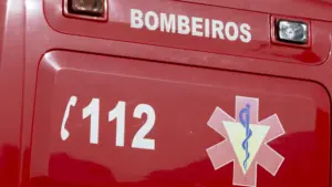 Incendie dans un bâtiment vacant du Parc de la Santé de Guarda en cours d'extinction.