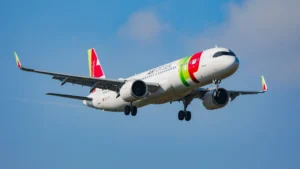 Incident avec un véhicule à l'aéroport de Porto cause des dommages à un avion de TAP.