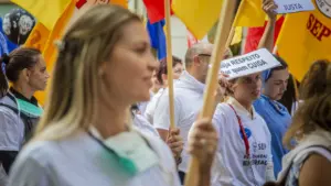 Infirmiers en grève manifestent contre la proposition d'Accord Collectif.