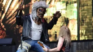 Iron Maiden célèbre 50 ans avec un livre qui arrive au Portugal en novembre.