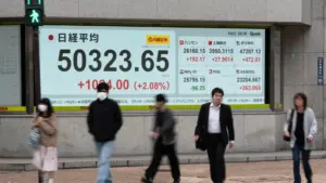La Bourse de Tokyo clôture pour la première fois au-dessus des 50 000 points.