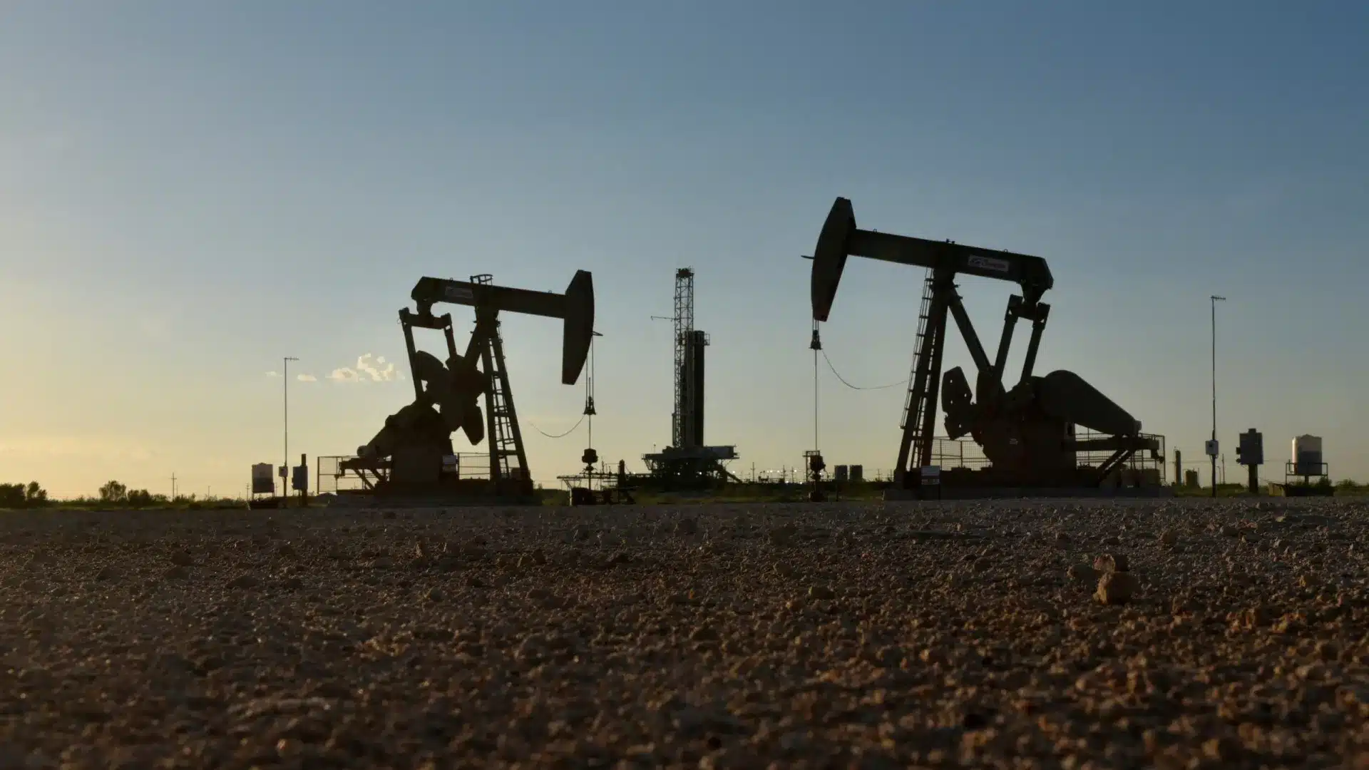 La cotation du Brent pour livraison en décembre chute de 3,82 % à 62,73 dollars.
