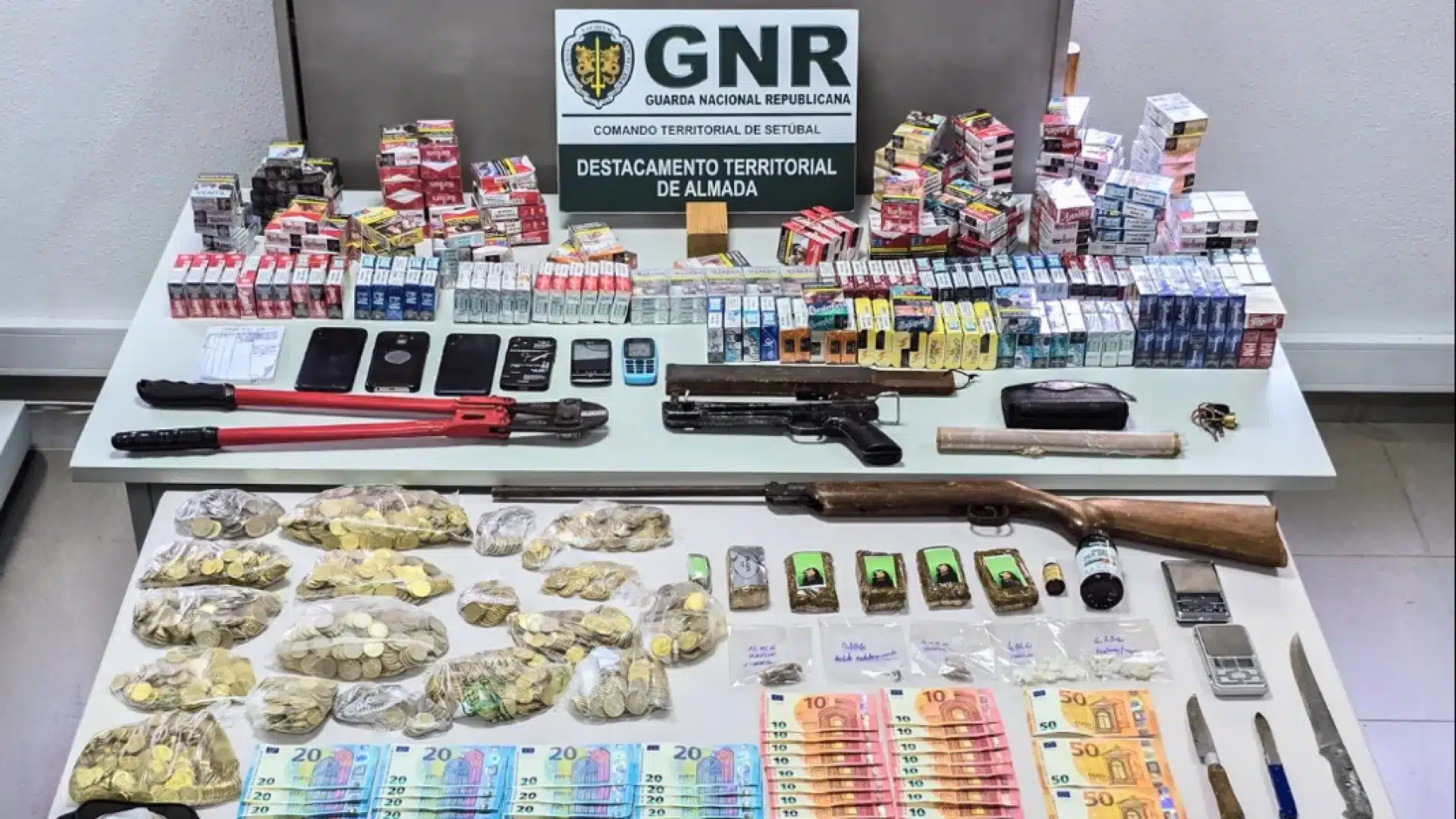 La GNR arrête trois hommes à Almada. Un a tenté d'agresser les militaires.