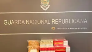 La GNR saisit plus de 14 000 cigarettes à Moita. Elles valaient plus de 10 000€.