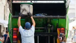 La grève a affecté la collecte des ordures dans plusieurs communes au début de la nuit.