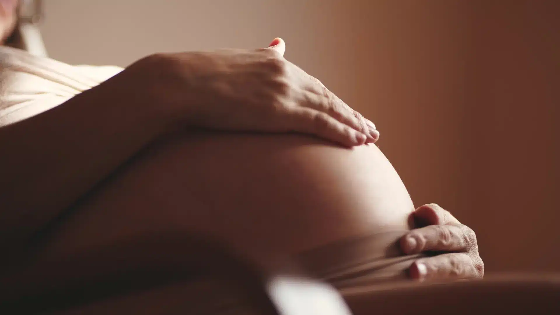 La maternité a coûté leur emploi à 2 000 femmes en 2024.
