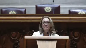 La ministre du Travail dit qu'il est nécessaire de "calibrer" les droits des pères et des mères.