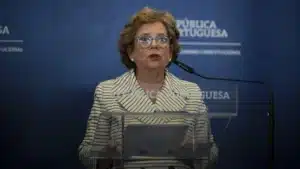 La ministre ne garantit pas d'augmentation de salaire pour les policiers dès janvier.