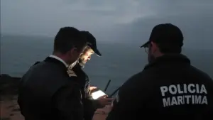 La Polícia Marítima saisit plus de 20 motomarines à Portimão.