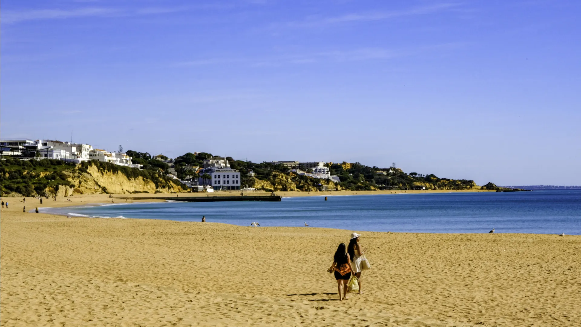 La surveillance des plages de l'Algarve a trouvé des postes de secours dans des entrepôts.