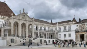 La Thaïlande fait don de 80 volumes de l'œuvre sacrée du bouddhisme à l'Université de Coimbra.