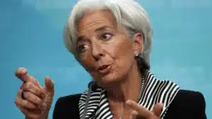 Lagarde demande plus de régulation et de supervision des entités non bancaires.