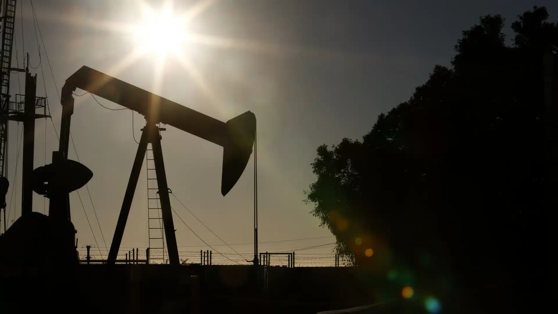 Le cessez-le-feu à Gaza fait chuter le prix du pétrole à son plus bas niveau en six mois.