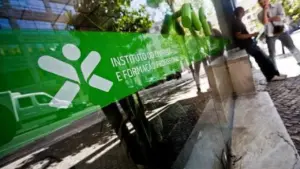 Le chômage enregistré diminue de 2,6 % en termes annuels, mais augmente en chaîne.