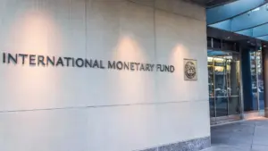 Le FMI révise à la hausse les prévisions de croissance mondiale à 3,2 % cette année.
