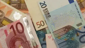 Le gouvernement prévoit un excédent de 0,3 % cette année et de 0,1 % en 2026.