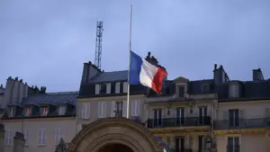 Le ministre français appelle le parlement à la responsabilité dans le budget.