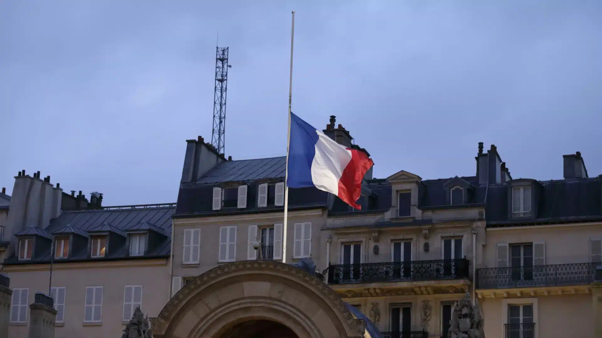 Le ministre français appelle le parlement à la responsabilité dans le budget.