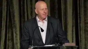 Le PDG de Goldman Sachs est optimiste mais prudent concernant la valorisation de l'IA.