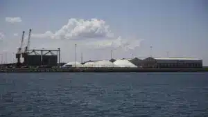 Le port d'Aveiro reprend le dragage du canal de navigation.