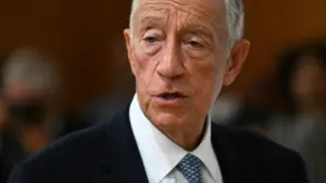 Le PR promulgue, avec des réserves, le diplôme sur les inspecteurs du SEF dans les aéroports.