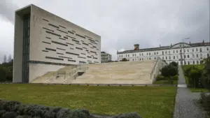 Le recteur de Nova suspend les demandes d'accumulation de fonctions, l'ancienne ministre réfute les illégalités.