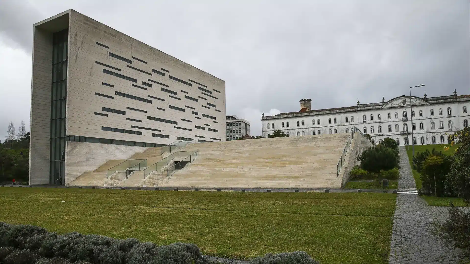 Le recteur de Nova suspend les demandes d'accumulation de fonctions, l'ancienne ministre réfute les illégalités.