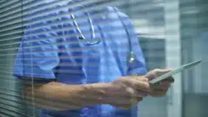 Le syndicat des infirmiers pointe vers "des centaines de services" paralysés.