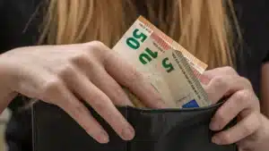 Le taux de chômage baisse à 6,1 % en août.