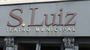 Le Teatro São Luiz rend hommage au poète Luis Miguel Nava.