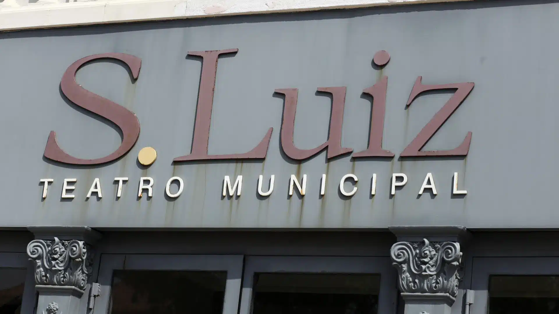 Le Teatro São Luiz rend hommage au poète Luis Miguel Nava.