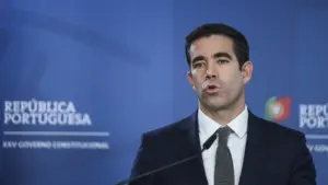 Leitão Amaro accuse le PS de "vouloir répéter une erreur" dans la Loi de la Nationalité