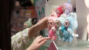 Les actions de Pop Mart, fabricant des figurines Labubu, chutent de 10,8 % à Hong Kong.