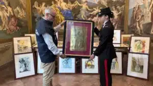 Les autorités italiennes saisissent 21 œuvres fausses de Dalí lors d'une exposition.