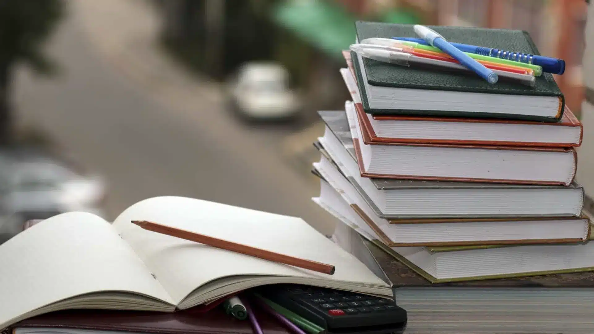 Les élèves du 3e cycle et du secondaire dispensés de rendre les manuels en fin d'année.