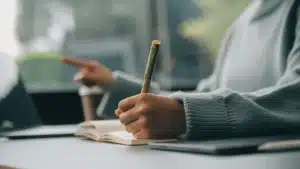 Les élèves manifestent contre les frais de scolarité lors du dernier jour de discussion du budget.