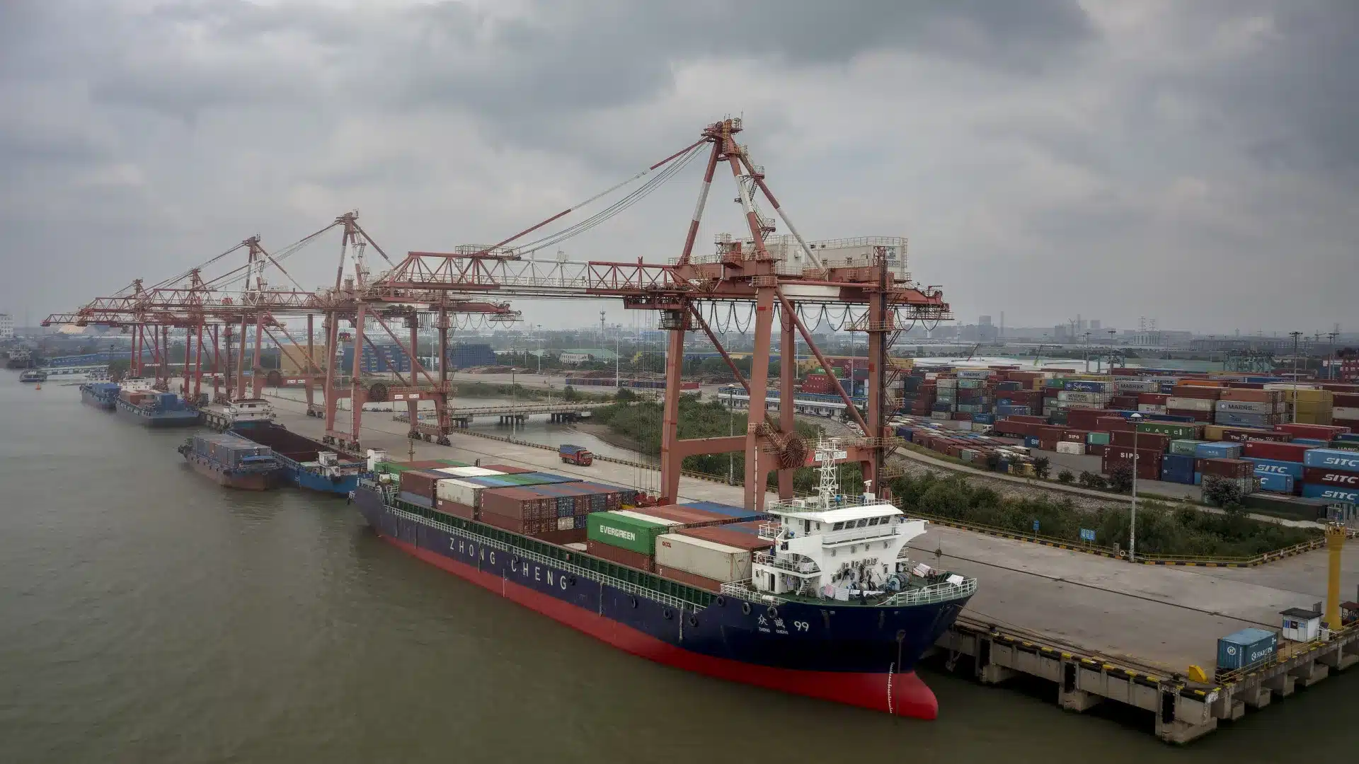 Les exportations chinoises vers les pays lusophones chutent de 1,4 % jusqu'en août.