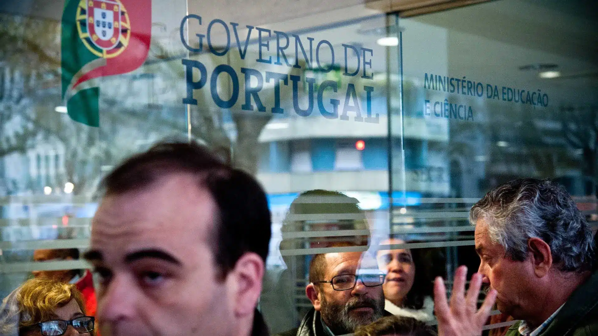Les familles protestent auprès du ministère de l'Éducation pour de meilleures conditions.