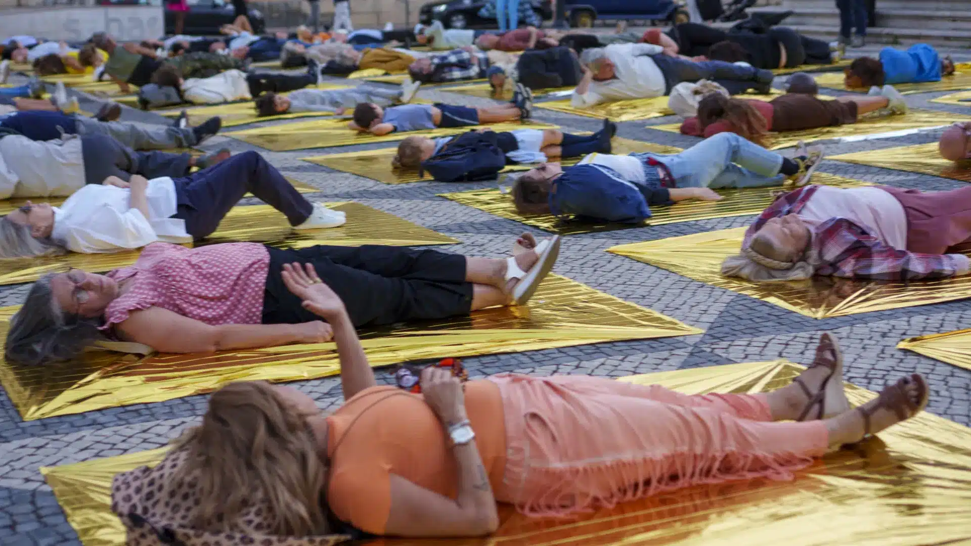 Les habitants de Lisbonne protestent pour le droit au repos devant la mairie.