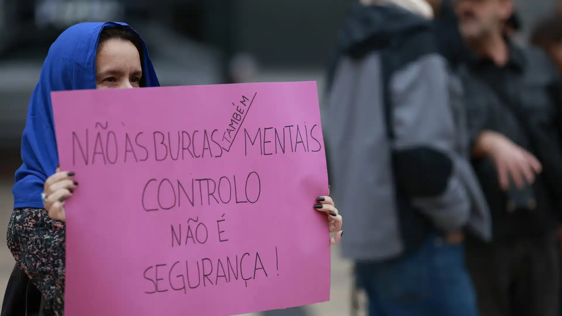 Les manifestants gagnent à Porto que la burqa a servi à "détourner l'attention".