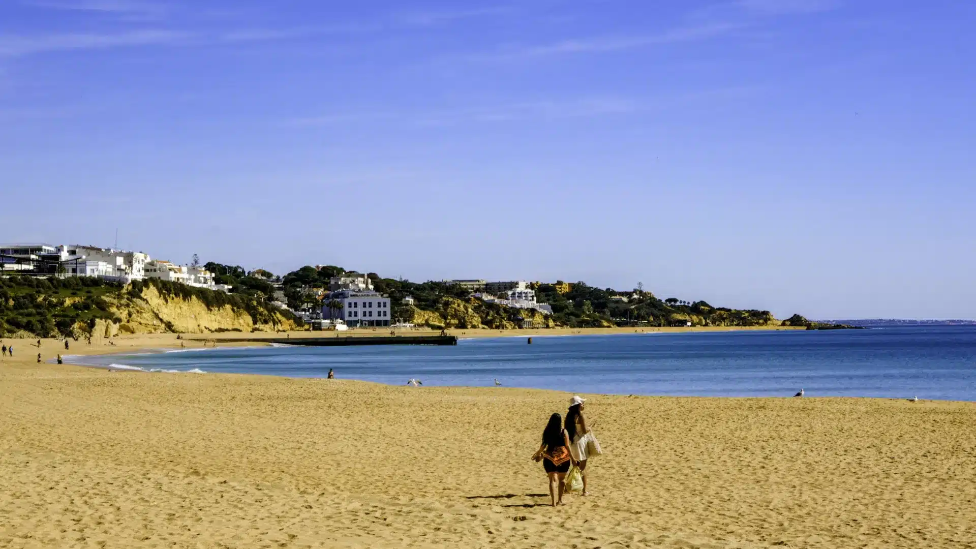 Les plages urbaines d'Albufeira interdites à la baignade en raison de la contamination.