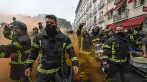 Les pompiers volontaires se manifestent aujourd'hui à Lisbonne.