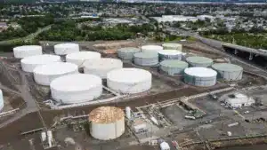 Les prix du pétrole accélèrent leur montée après les sanctions américaines contre des groupes russes.