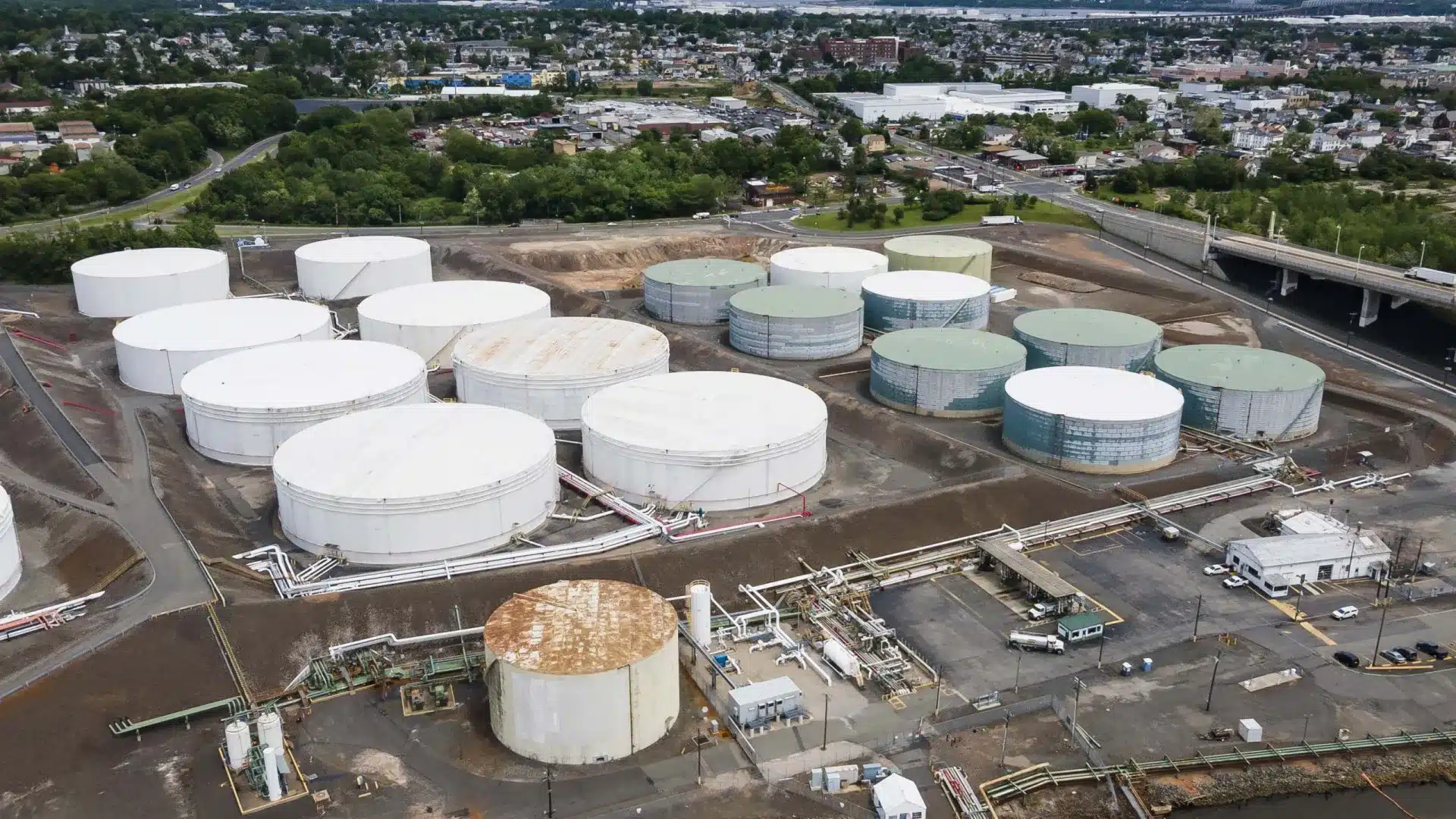 Les prix du pétrole accélèrent leur montée après les sanctions américaines contre des groupes russes.