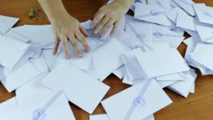 Les projections situent l'abstention entre 43,3 % et 48,3 %.