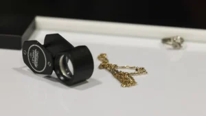 L'or atteint un nouveau record en approchant les 3 945 dollars.