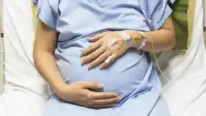 L'Ordre des médecins alerte sur les risques d'éloigner les médecins des femmes enceintes.