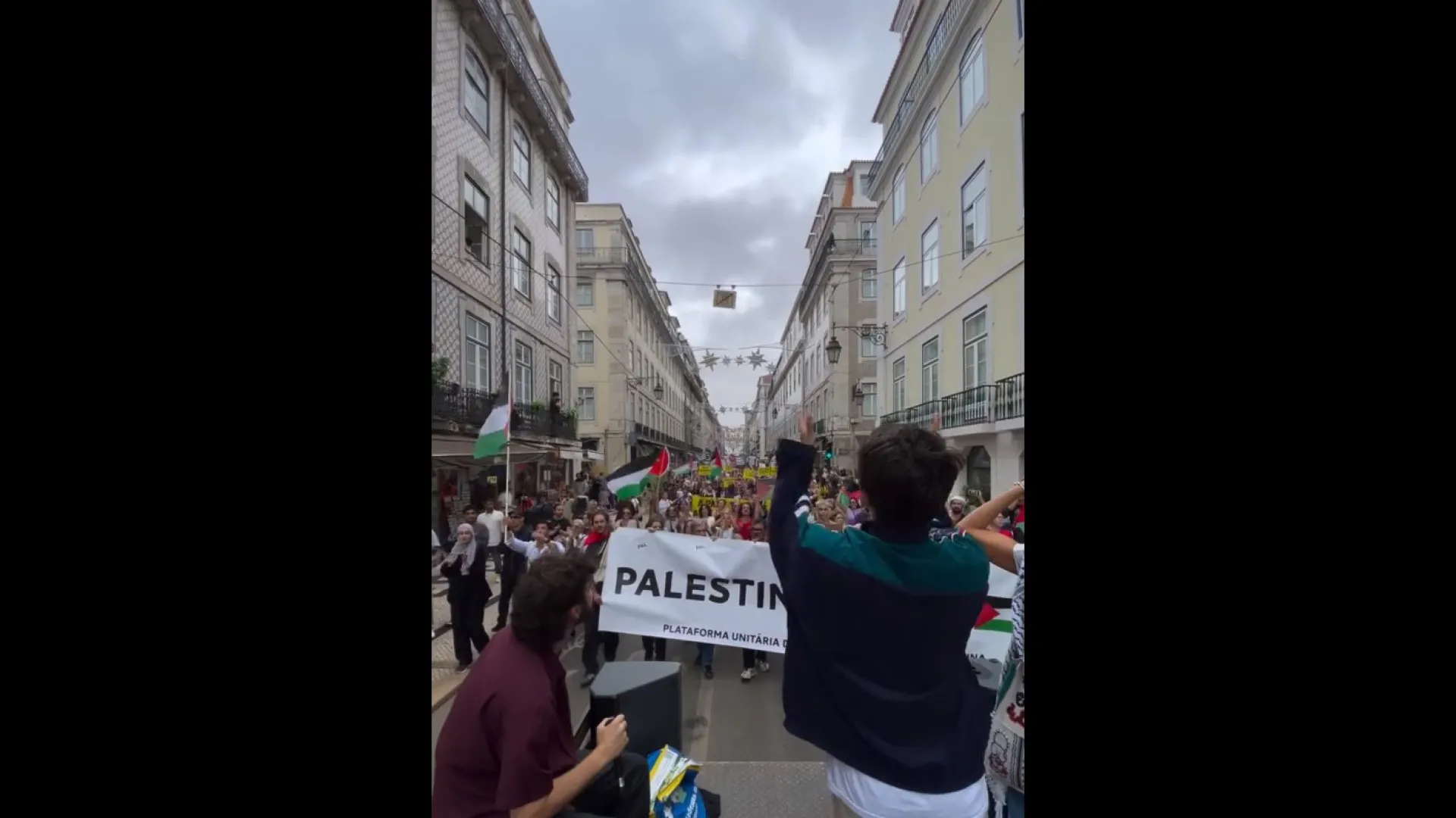 Manifestation pro-Palestine rassemble des milliers de personnes dans le centre de Lisbonne. Voici les images.