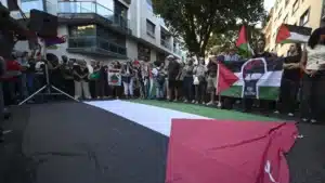 Manifestation pro-palestinienne se concentre à l'extérieur du débat pour Lisbonne.