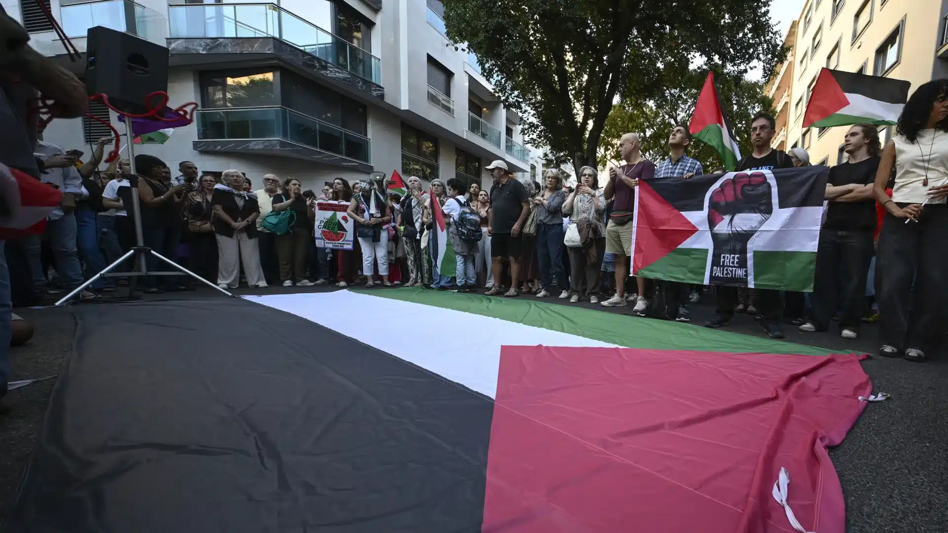 Manifestation pro-palestinienne se concentre à l'extérieur du débat pour Lisbonne.